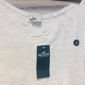 Hollister Tops - Girls on or Off The Shoulder Crop Top in White Hollister Tops - Girls on or Off The Shoulder Crop Top in White